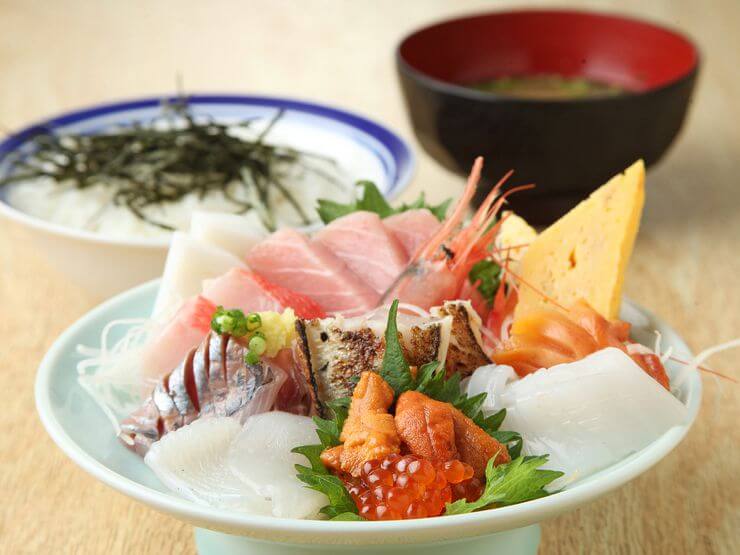 真鶴ならでは、種類豊富な地魚を味わえます