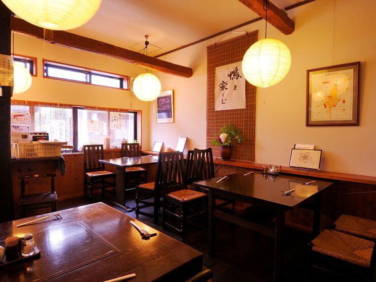 くつろいだ雰囲気の店内。昼はクラシック、夜はジャズが流れます