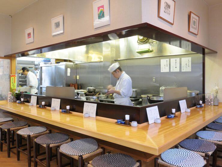 目の前で職人の技を感じ、揚げたて天ぷらの香りが広がります