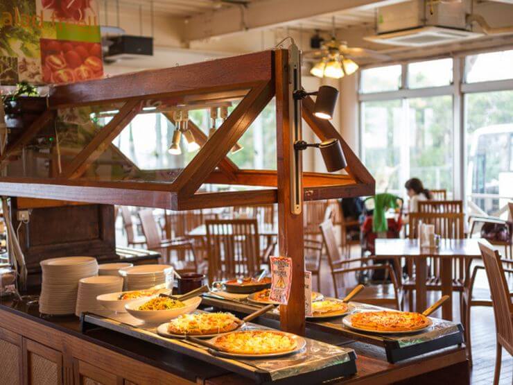 大人1050円でピザ、サラダバー、タコライスなどが食べ放題　