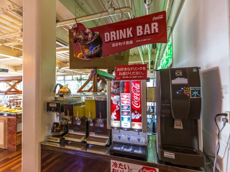 食べ放題をオーダーすれば、ソフトドリンクも飲み放題に