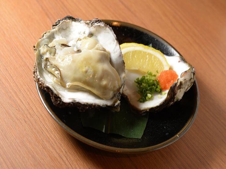 日本酒に最高に合う「生ガキ」はサイズが大きく、身がプリプリです！