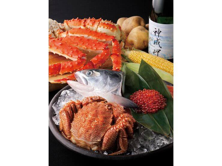 北海道各地から毎日届く新鮮な魚介類、野菜、お肉などを料理長が厳選