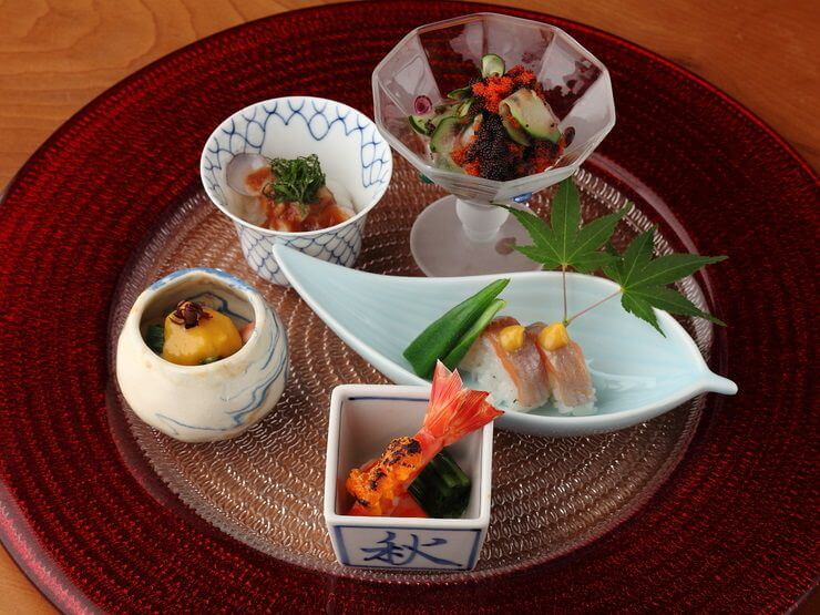 巧みな技でつくる旬の料理は各所で絶賛を受けており、おもてなしに最適