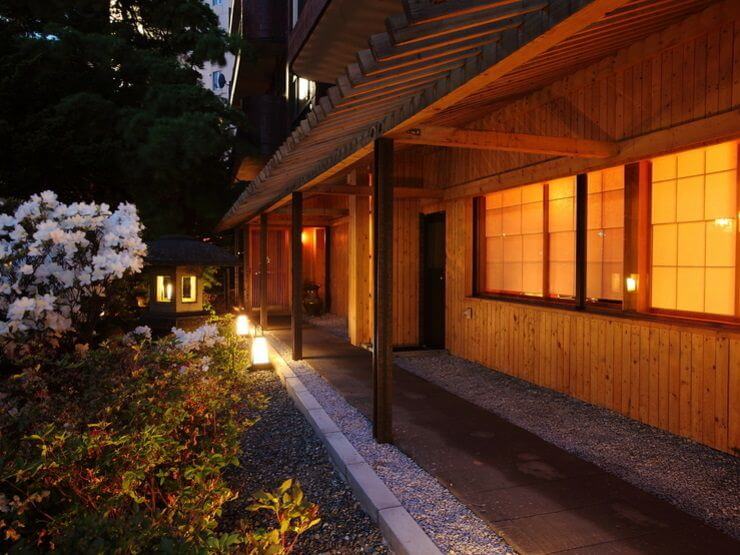 風情が楽しめる日本庭園を有し、静かで落ち着きのある雰囲気が魅力