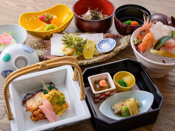 一品一品、美味しさはもちろん盛り付けと器にも工夫を凝らしている