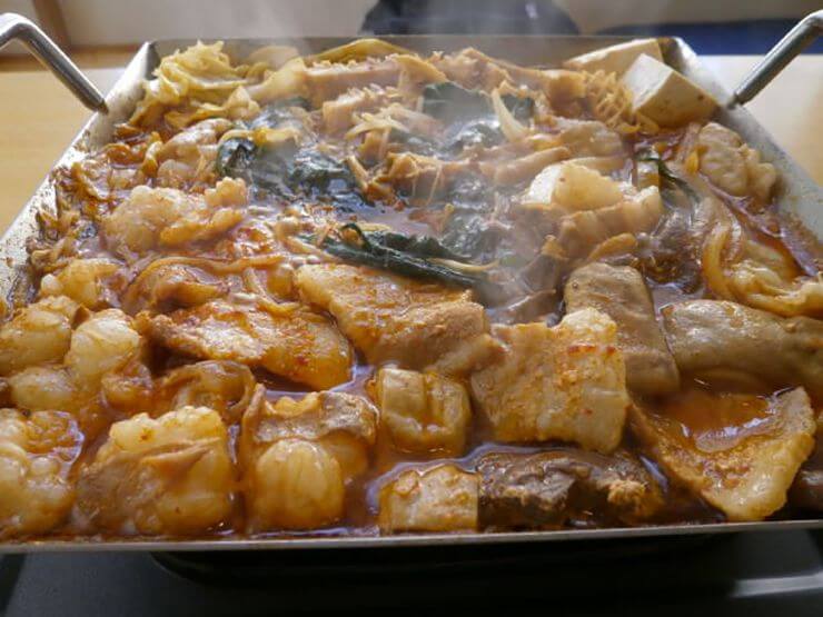 『ホルモン』や辛味噌で焼き煮にした『五臓六腑焼き』はビールと好相性