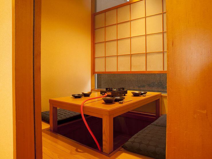 ゆっくり食事ができる個室もあります。大人数でも利用できる空間も