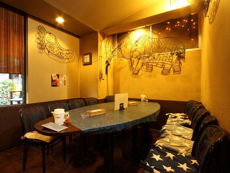 どこかインドを思わせるアジアンな店内は貸切にも応じてくれます