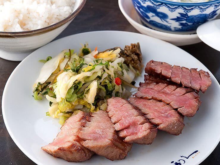 牛たん【極】定食。通常の牛たんも厚切りですが、さらに厚くて柔らかい