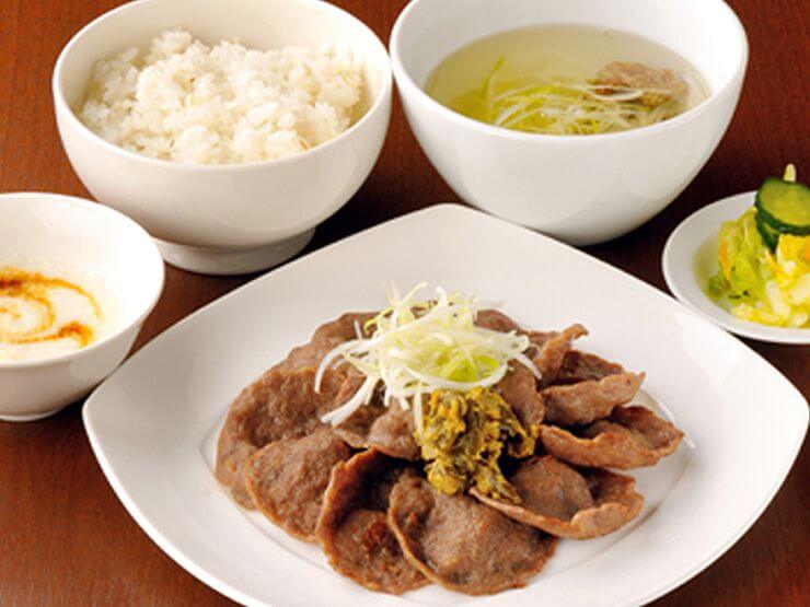 本場の牛たんをリーズナブルに楽しめる通定食は薄切りの牛たんが美味