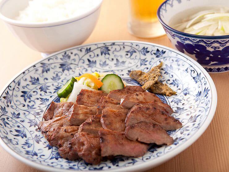 前日から丁寧に仕込み、炭火で焼き上げた牛たん焼を定食で
