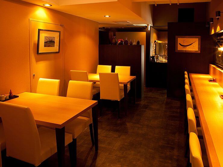 やさしい色調の照明に、和の趣を感じるモダンな雰囲気の店内
