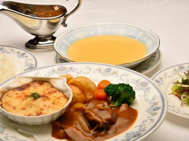 総料理長の信条は「伝統を忠実に守りながらも創意工夫を怠らない」こと