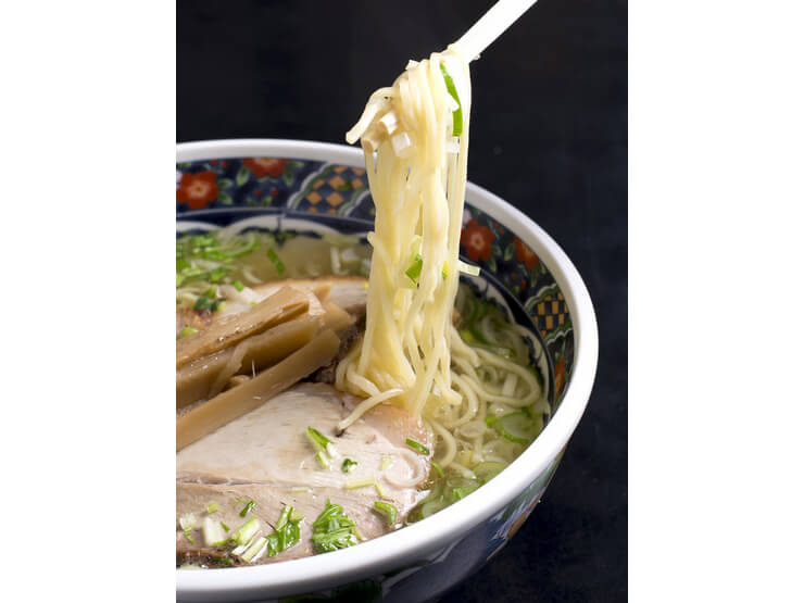 『味彩塩拉麺』は地元民に根強く愛され、全国からもファンが集まります