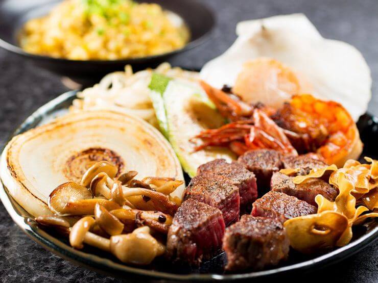 シェフが厳選して仕入れた食材を、卓越した技術で焼き上げる本格鉄板焼