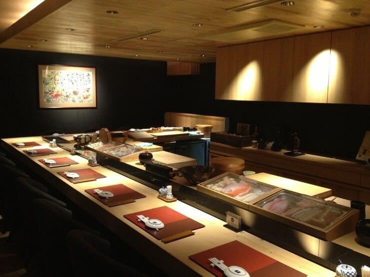 握りたての寿司を味わえるカウンター席は予約必須！デートの〆にどうぞ