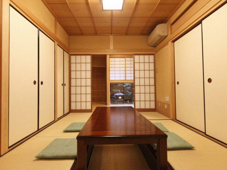 畳が香る和室で、中庭を望みながらゆったりと食事を楽しんでみては
