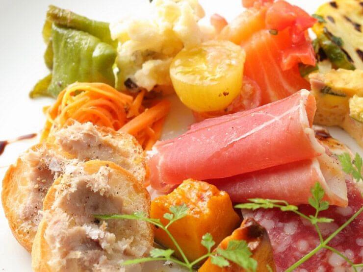 野菜の多くは、自家菜園でとれたもの。タパスメニューも豊富です