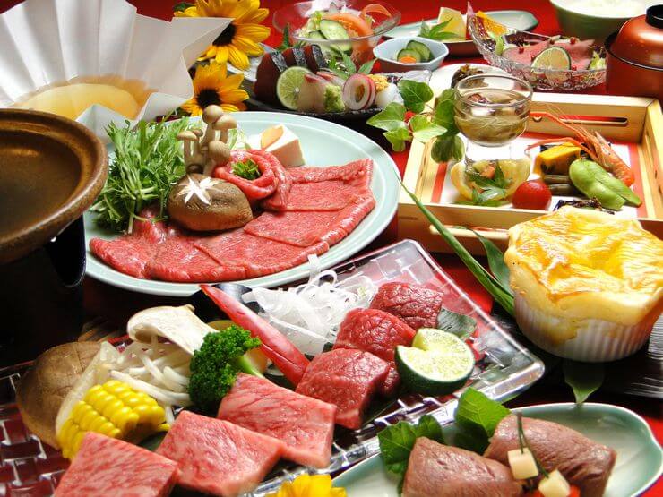 「幻の尾崎牛」しゃぶしゃぶや陶板焼きなど、盛り沢山のコースメニュー