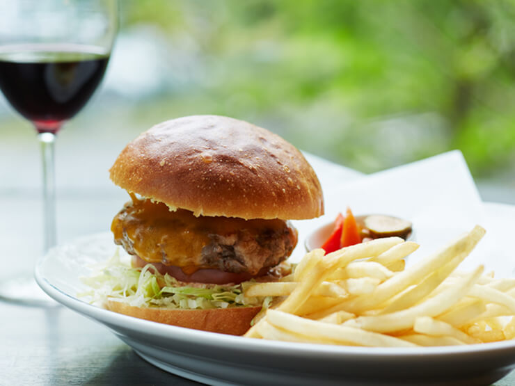 『SAWAMURA 特製ハンバーガー』のバンズはふわふわの驚き食感