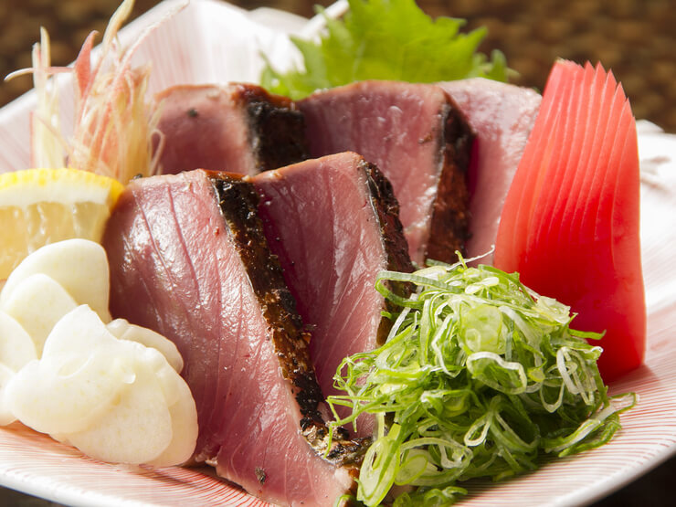塩かポン酢かを選べる『鰹のたたき』。注文をうけてから藁で炙ります