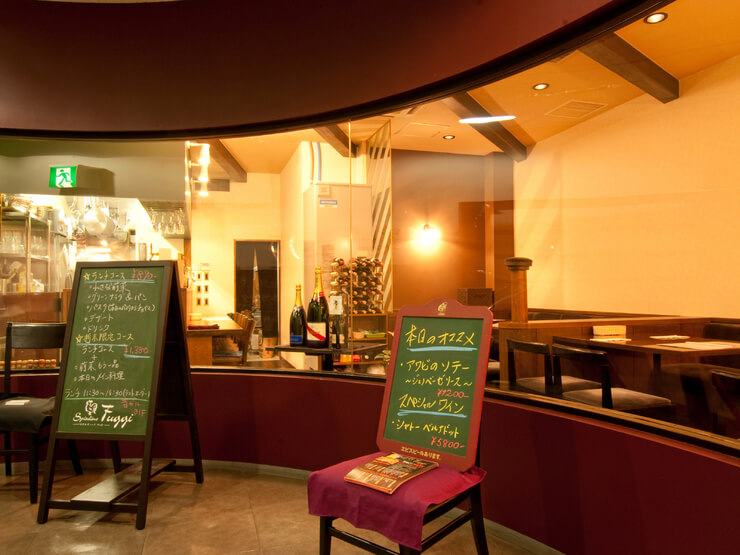 お食事を落ち着いた店内で気取らずにゆっくりと楽しめｍす