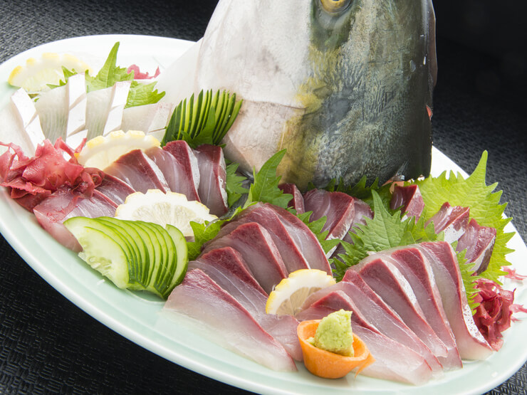 日南市で今朝あがったばかりの新鮮な『寒ブリ刺身』