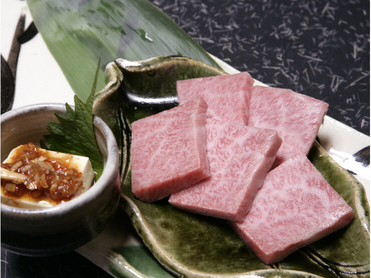 綺麗にサシの入った最上級の三枚肉を使用した『特選飛騨牛カルビ』