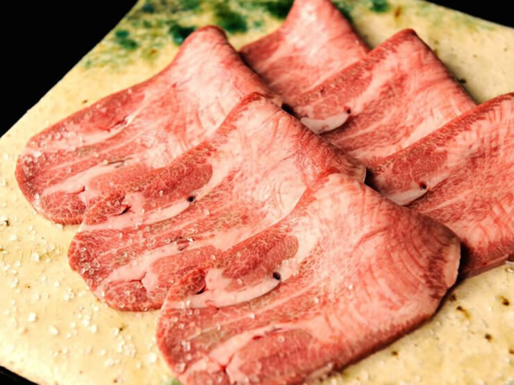 『長期熟成タン』。30日間ドライエイジングした旨味をご堪能ください