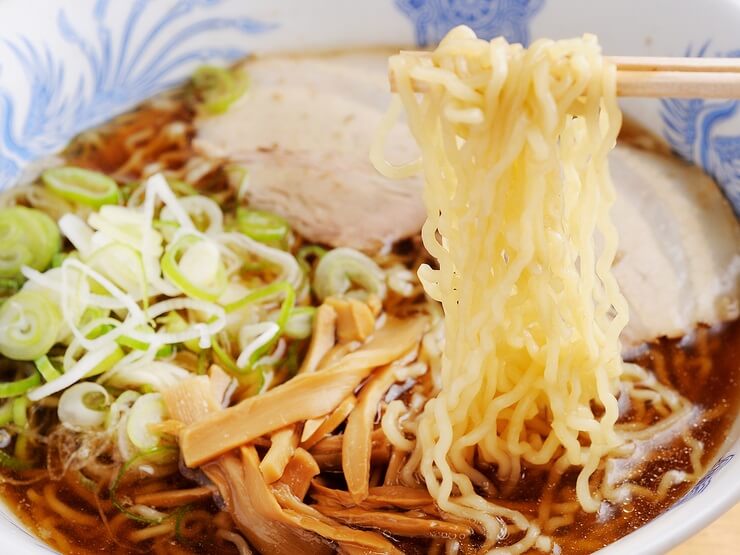旨味たっぷり・後味さっぱりの出汁と、細打ちのちぢれ麺の相性が抜群
