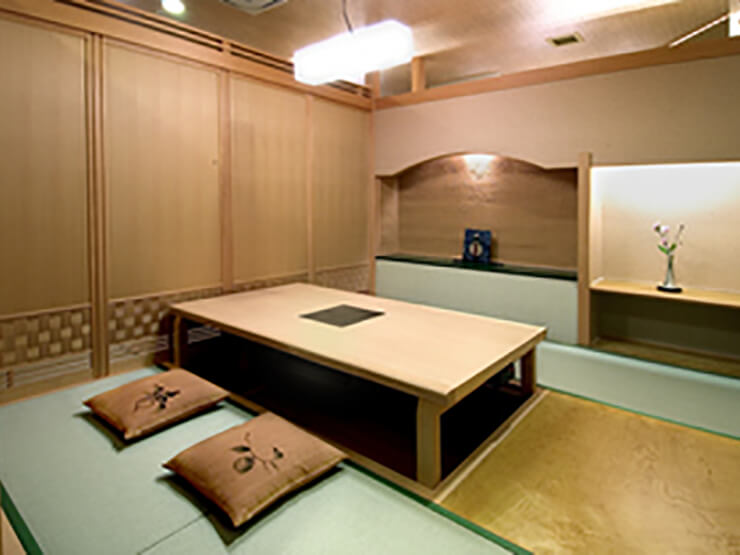 掘りごたつ、テーブル席など、落ち着いてくつろげる空間です