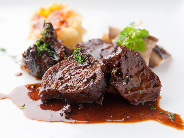 フランス料理を代表する『牛ホホ肉の赤ワイン煮込み』