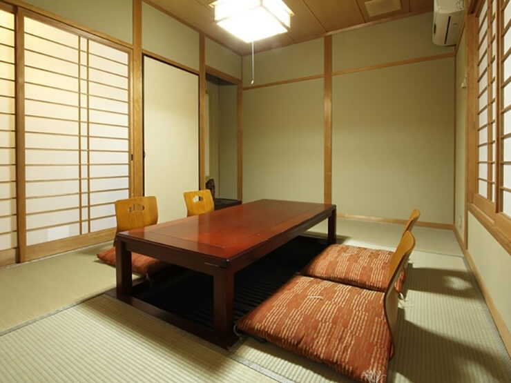 6名用の純和風の個室が2部屋あります