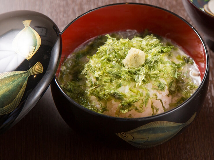 春の例大祭には天皇陛下の勅使様にも料理を出している有名なお店です