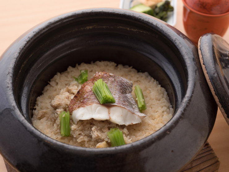 土鍋で炊いた鯛ごはん