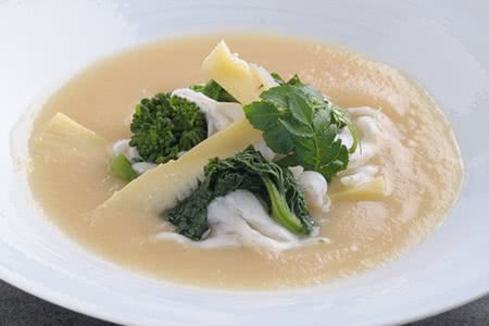 新玉ねぎのたけのこと蒸した白魚と菜花のスープ